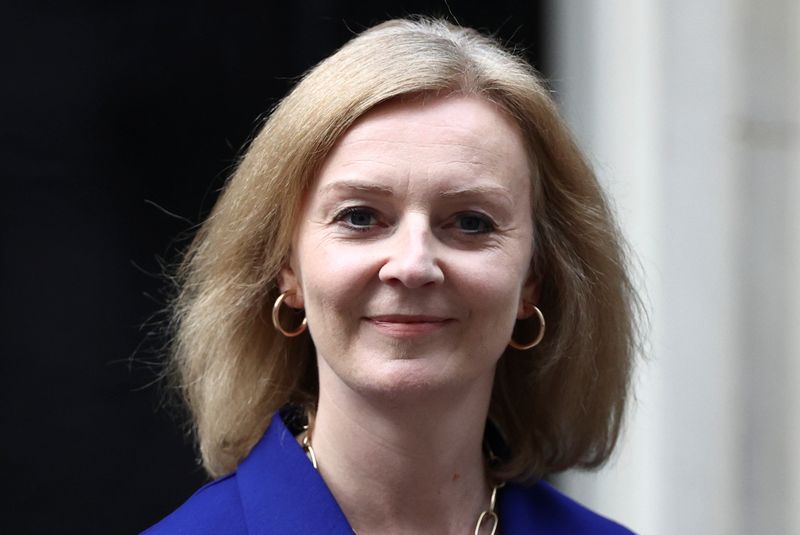 &copy; Reuters. ليز تروس وزيرة الخارجية البريطانية الجديدة خارج داونينج ستريت في لندن يوم 15 سبتمبر أيلول 2021. تصوير: هانا مكاي - رويترز.
