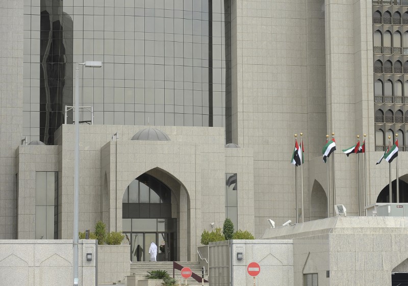 &copy; Reuters. رجل يدخل الفرع الرئيسي لمصرف الإمارات العربية المتحدة المركزي في أبوظبي بصورة من أرشيف رويترز. 
