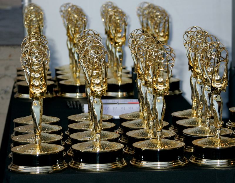&copy; Reuters. FOTO DE ARCHIVO: Filas de estatuillas de los premios Emmy, en Los Ángeles. 19 de agosto de 2006. REUTERS/Fred Prouser  