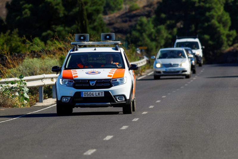 &copy; Reuters. A vehicle with loudspeakers to warn neighbours of an emergency is photographed in El Paso, on the Canary Island of La Palma, Spain, September 19, 2021. REUTERS/Borja Suarez