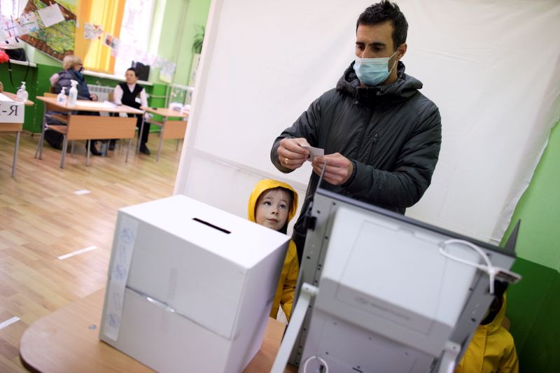 &copy; Reuters. FILE PHOTO: A man votes in a polling station during the parliamentary election in Sofia, Bulgaria, April 4, 2021. REUTERS/Spasiyana Sergieva/File Photo