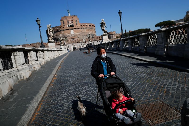 &copy; Reuters. امرأة تضع كمامة للوقاية من فيروس كورونا في روما يوم 30 مارس اذار 2021. تصوير: جوليلمو مانجياباني - رويترز. 