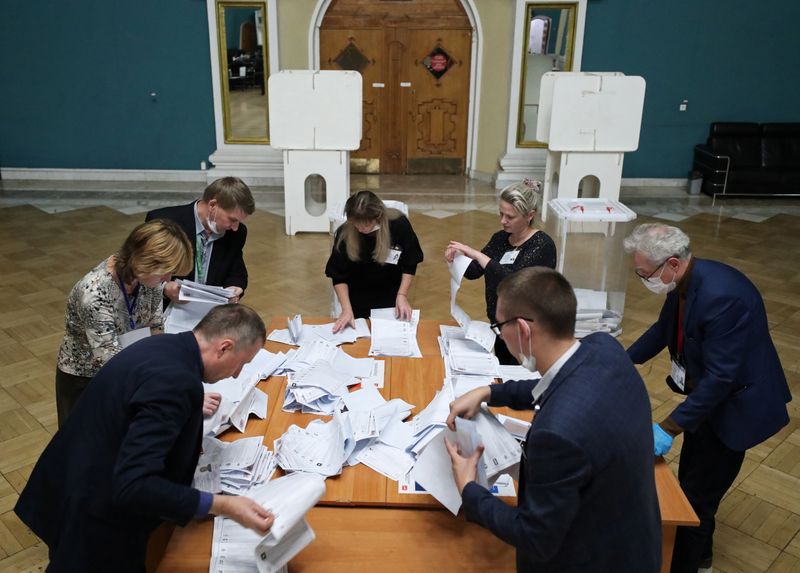 &copy; Reuters. FILE PHOTO: Members of a local election commission count ballots at a polling station inside Kazansky railway terminal after polls closed during a three-day long parliamentary election in Moscow, Russia September 19, 2021. REUTERS/Evgenia Novozhenina