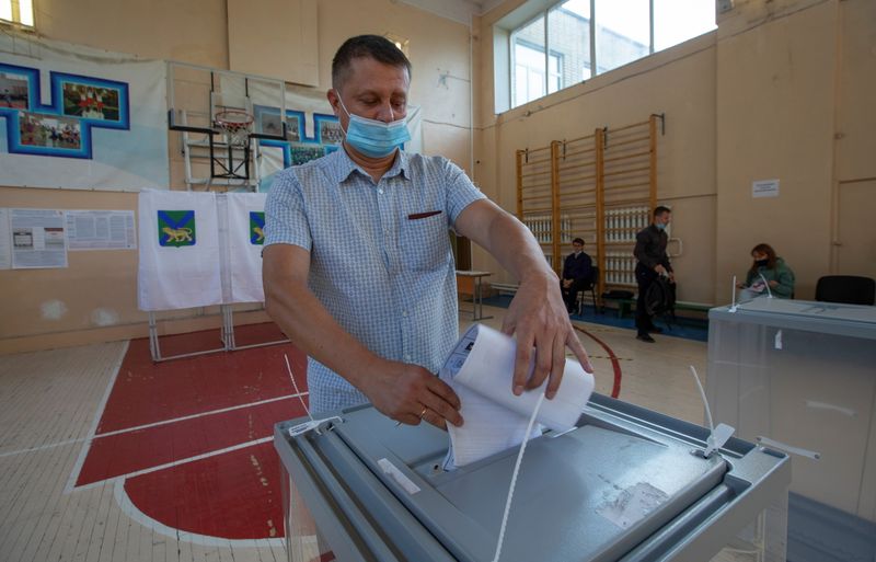 &copy; Reuters. رجل يدلي بصوته في الانتخابات البرلمانية في فلاديفوستوك بروسيا يوم الاحد. تصوير: تاتيانا ميل - رويترز. محظور إعادة بيع الصورة أو وضعها في أرشي