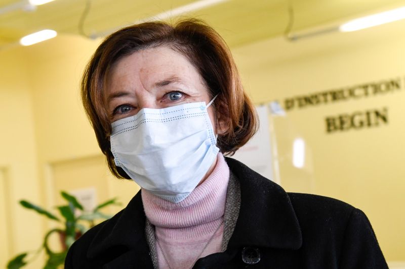 &copy; Reuters. وزيرة القوات المسلحة الفرنسية فلورنس بارلي خلال تفقدها مركز تطعيم بمستشفى عسكري بالقرب من باريس يوم 7 مارس آذار 2021. صورة لرويترز من ممثل لوك