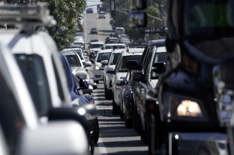 © Reuters. FILE PHOTO: Heavy vehicular traffic is seen in the Ocean Beach neighbourhood of San Diego, California, U.S., ahead of the Fourth of July holiday July 3, 2020.  REUTERS/Bing Guan