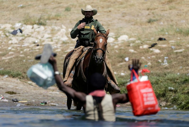 &copy; Reuters. A U.S. border patrol officer cuts the way of a migrant asylum seeker as he is trying to return to the United States along the Rio Grande river, after having crossed from the United States into Mexico to buy food, as seen from Ciudad Acuna, in Ciudad Acuna