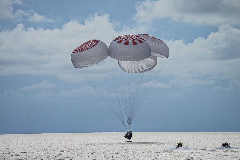 &copy; Reuters. 　米テスラのイーロン・マスク最高経営責任者（ＣＥＯ）の宇宙事業会社スペースＸが打ち上げた搭乗者が民間人のみの宇宙船「クルードラゴン」が１８日、地球に無事帰還した。米フロリ