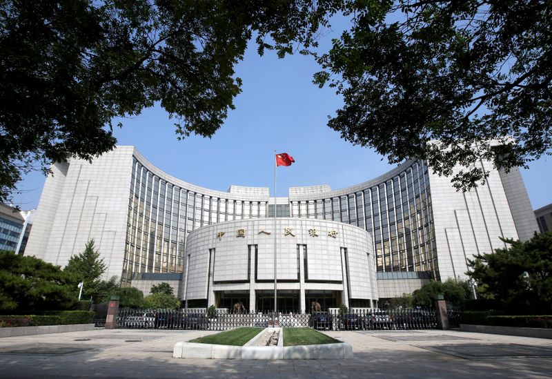 &copy; Reuters. 　中国人民銀行（中央銀行）は１８日、２０２１年に人民元の国際化を「着実かつ慎重に」進めていくと強調した。オフショア市場についても強化する。写真は人民銀行の本部。北京で２０