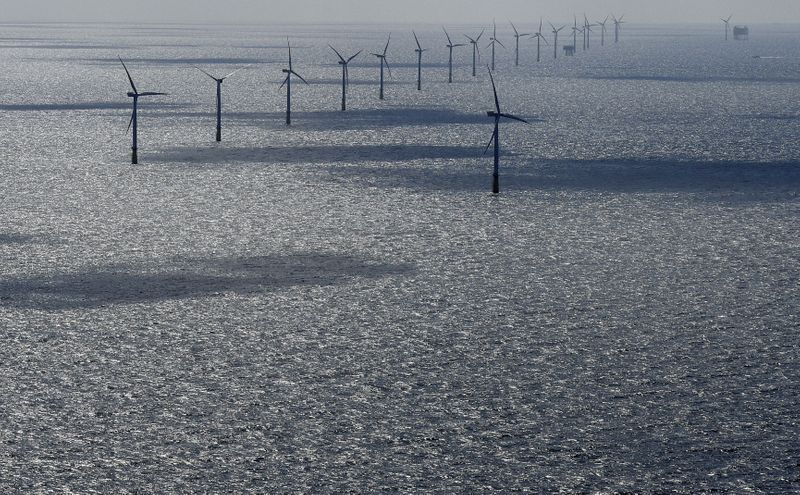 &copy; Reuters. FILE PHOTO: Windmills are seen in the "Dan Tysk" wind park of Swedish energy company Vattenfall and Stadtwerke Munich (public services Munich), located west of the German island of Sylt in the North Sea, April 27, 2015. REUTERS/Fabian Bimmer/File Photo