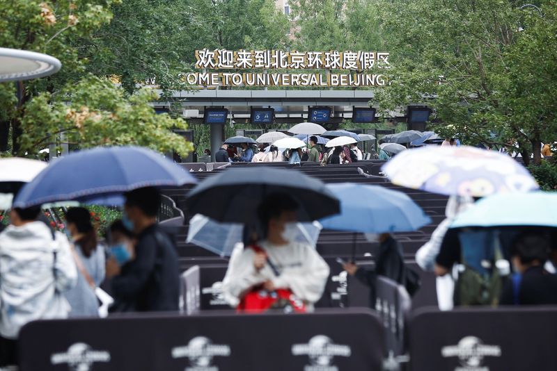 © Reuters. Visitors queue up to enter the Universal Beijing Resort as the Universal Studios theme park opens to the general public, in Beijing, China, September 20, 2021. REUTERS/Florence Lo