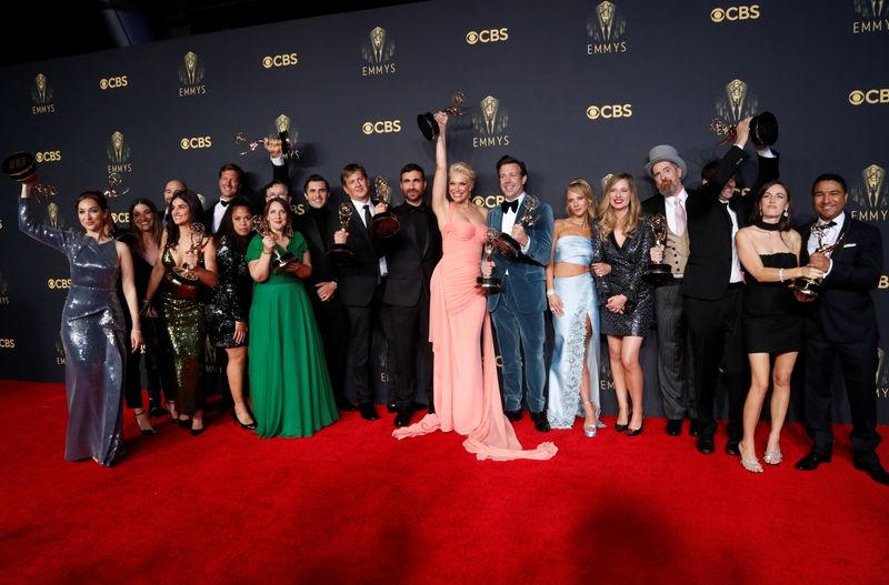 &copy; Reuters. Los miembros del reparto y del equipo de la serie de comedia "Ted Lasso" posan para una foto con sus premios en la 73ª edición de los Primetime Emmy Awards en Los Ángeles, Estados Unidos, 19 de septiembre de 2021. REUTERS/Mario Anzuoni