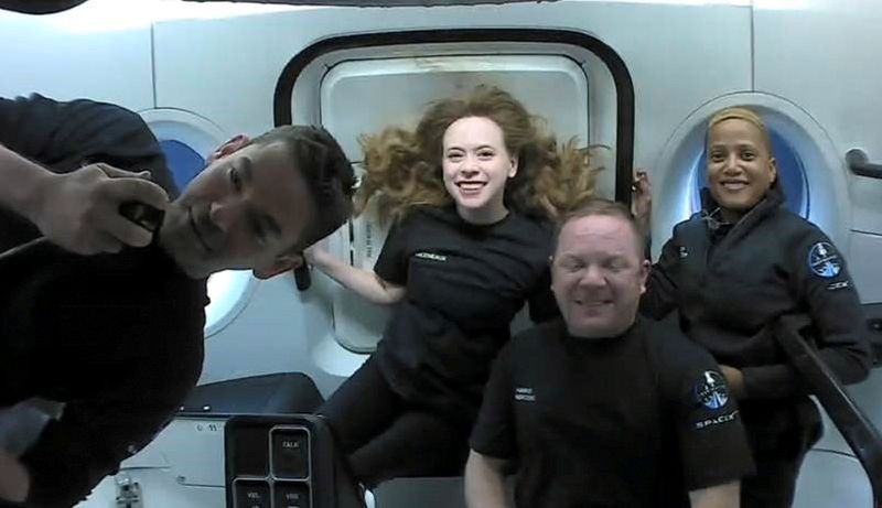 &copy; Reuters. Inspiration4 crew Jared Isaacman, Sian Proctor, Hayley Arceneaux, and Chris Sembroski, seen on their first day in space in this handout photo released on September 17, 2021. SpaceX/Handout via REUTERS