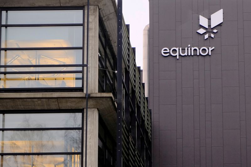 &copy; Reuters. FILE PHOTO: Equinor's logo is seen at the company's headquarters in Stavanger, Norway December 5, 2019. REUTERS/Ints Kalnins/File Photo