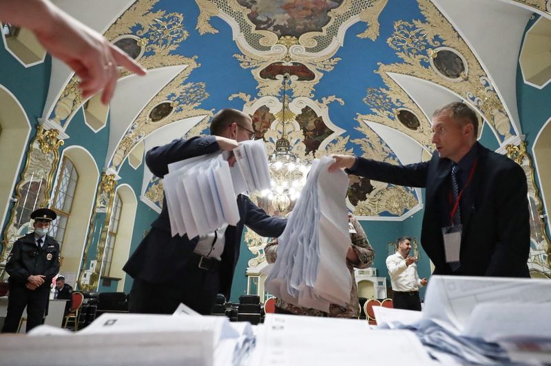 &copy; Reuters. Members of a local election commission count ballots at a polling station inside Kazansky railway terminal after polls closed during a three-day long parliamentary election in Moscow, Russia September 19, 2021. REUTERS/Evgenia Novozhenina