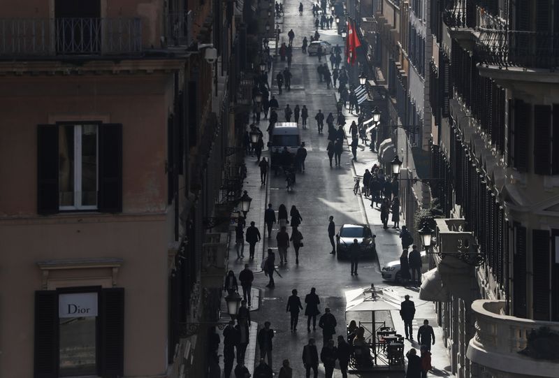 &copy; Reuters. Persone in Via Condotti a Roma. REUTERS/Yara Nardi