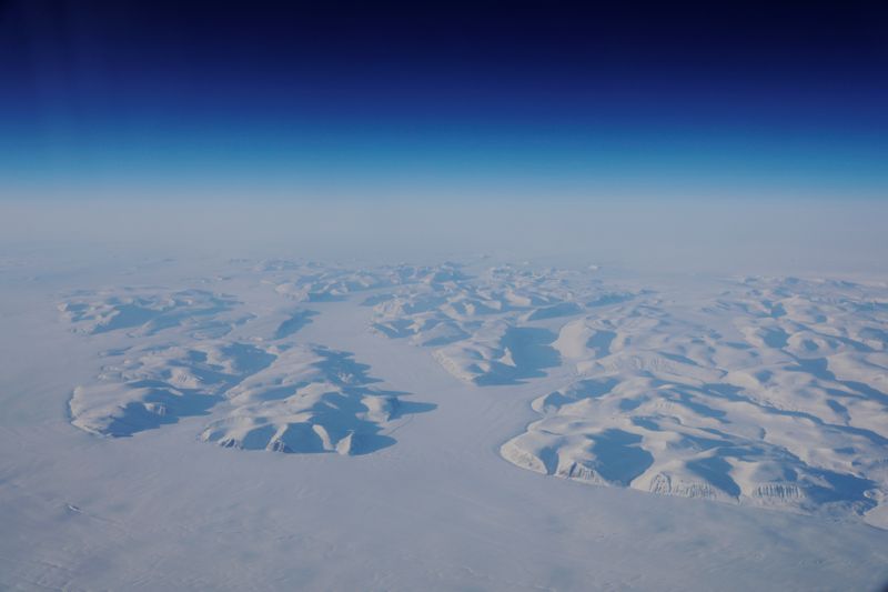 &copy; Reuters. FOTO DE ARCHIVO: Hielo glacial visto desde la ventana durante un vuelo de la NASA para apoyar la misión de investigación Oceans Melting Greenland (OMG) sobre la costa este de Groenlandia, 13 de marzo de 2018. REUTERS/Lucas Jackson