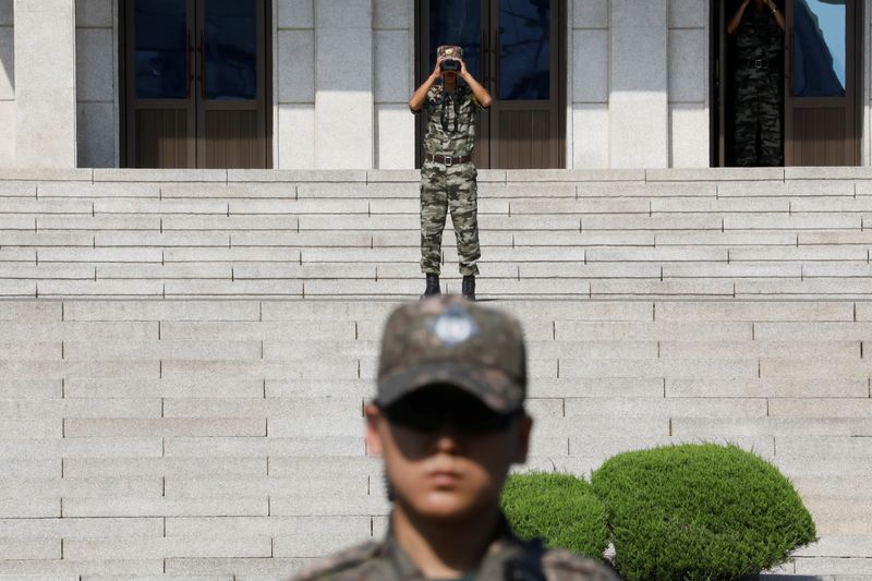 &copy; Reuters. جندي كوري شمالي ينظر نحو الجنوب في القرية التي تفصل بين الكوريتين بصورة من أرشيف رويترز.