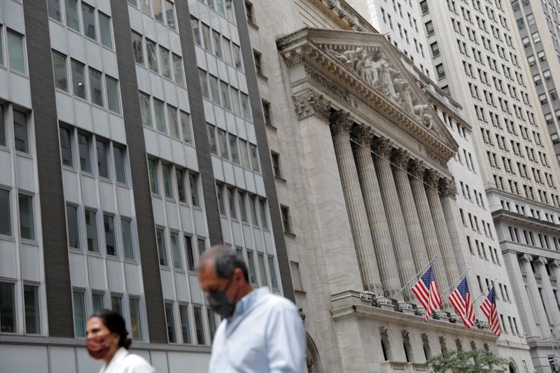 &copy; Reuters. FILE PHOTO: People wearing face masks walk by the New York Stock Exchange (NYSE) during the outbreak of the coronavirus disease (COVID-19) in New York City, New York, U.S., July 19, 2021. REUTERS/Andrew Kelly