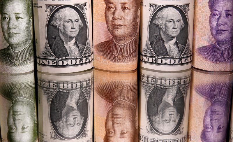 &copy; Reuters. Imagen de archivo ilustrativa de billetes de yuanes chinos y dólares estadounidenses tomada el 10 de febrero, 2020. REUTERS/Dado Ruvic/Ilustración/Archivo