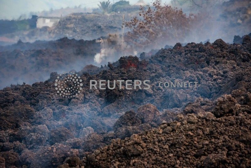 &copy; Reuters. Colonne di fumo si levano dalla lava in raffreddamentonell'isola di La Palma delle Canarie. Il vulcano è tornato attivo ieri per la prima volta negli ultimi 50 anni. 