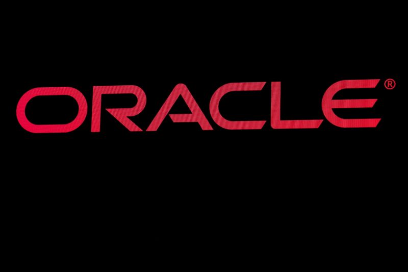 &copy; Reuters. Imagen de archivo del logo de la compañía Oracle Corp. en una pantalla en la Bolsa de Valores de Nueva York (NYSE) en Nueva York, Estados Unidos. 18 de septiembre, 2019. REUTERS/Brendan McDermid/Archivo