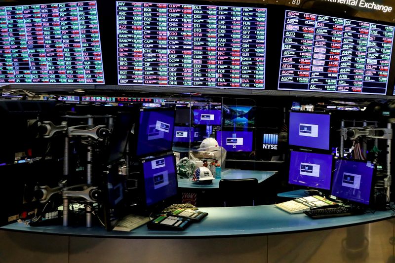 © Reuters. FILE PHOTO: Dividers are seen inside a trading post on the trading floor at the New York Stock Exchange (NYSE), May 22, 2020. REUTERS/Brendan McDermid/File Photo