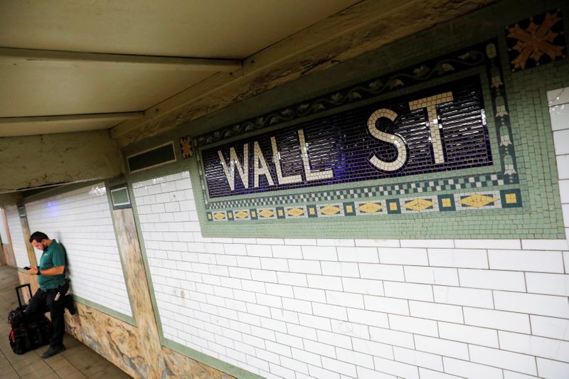 &copy; Reuters. Una persona espera en la plataforma del metro Wall Street en el distrito financiero de  Manhattan, Nueva York . 20 de agosto de 2021. REUTERS/Andrew Kelly