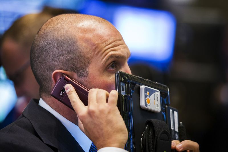 © Reuters. La Bourse de New York a ouvert en nette baisse lundi. L'indice Dow Jones perd 1,64%. /Photo d'archives/REUTERS/Lucas Jackson