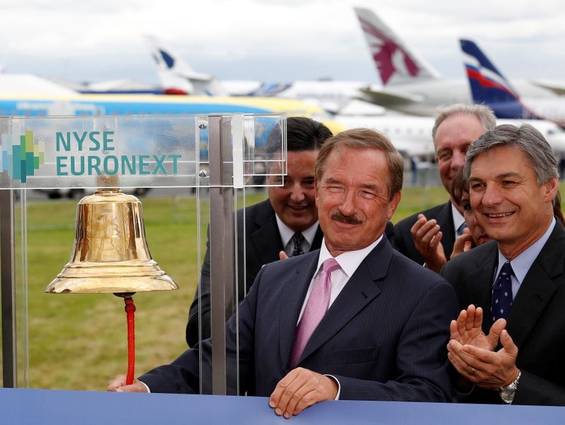 &copy; Reuters. FILE PHOTO: CEO of Air Lease Corp. Steven Udvar-Hazy (L) rings the New York Stock Exchange bell alongside CEO of Boeing Commercial Airplanes Ray Conner (R) at the Farnborough Airshow 2012 in southern England July 9, 2012.  REUTERS/Luke MacGregor/File Phot