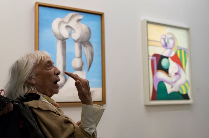 &copy; Reuters. Maya Picasso, filha do pintor Pablo Picasso, em frente a obras do pai durante exibição no Museu Picasso, em Paris
08/10/2017 REUTERS/Ian Langsdon/Pool