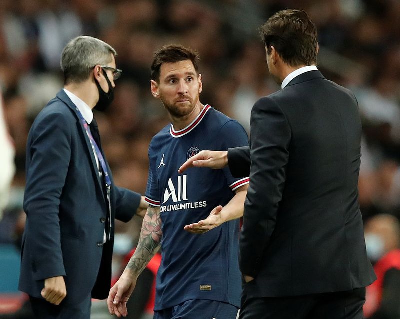 &copy; Reuters. Mauricio Pochettino conversa com Lionel Messi após substituí-lo durante partida do Paris St Germain contra o Lyon pelo Campeonato Francês
19/09/2021 REUTERS/Benoit Tessier