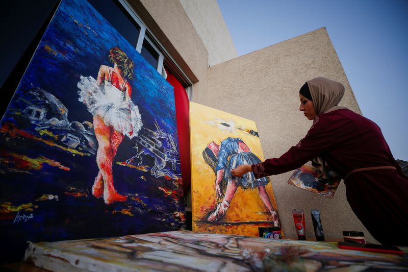 &copy; Reuters. Artista palestina Abeer Jibril trabalha em suas pinturas de bailarina na Cidade de Gaza
08/09/2021 REUTERS/Mohammed Salem