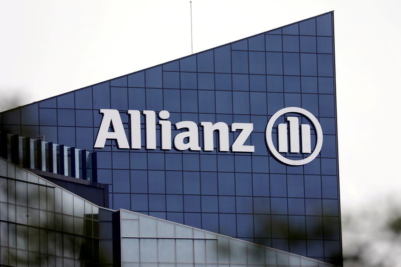© Reuters. Il logo Allianz SE nell'edificio della società a Puteaux nel quartiere finanziario e degli affari di La Defense vicino a Parigi, fuori Parigi, Francia, 14 maggio 2018. REUTERS/Charles Platiau
