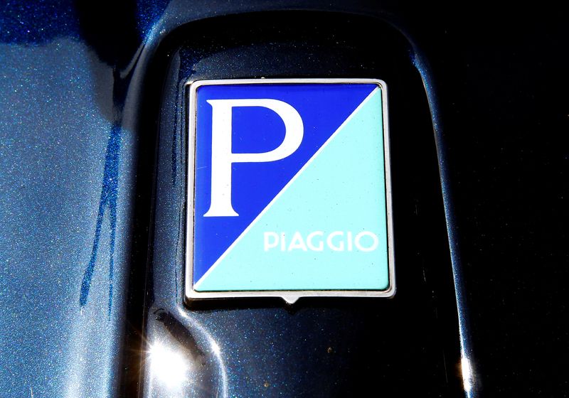 &copy; Reuters. Il logo Piaggio su una Vespa presso il concessionario Scooter Planet di Zurigo, Svizzera, 30 agosto 2017. REUTERS/Arnd Wiegmann

