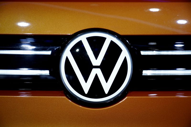 &copy; Reuters. Logo Volkswagen sul SUV ID.6 in anteprima mondiale prima dello Shanghai Auto Show, a Shanghai, Cina, 18 aprile 2021. REUTERS/Aly Song 

