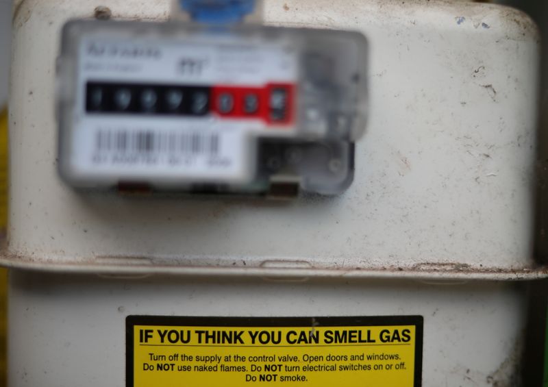 &copy; Reuters. Imagen de archivo de una etiqueta de advertencia frente a un medidor de gas en una casa en Manchester