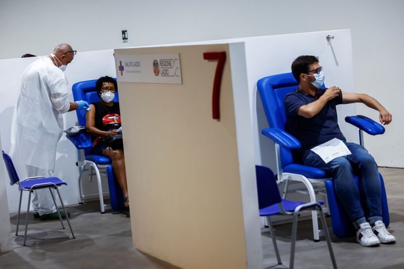 &copy; Reuters. مركز تطعيم بلقاحات كورونا في إيطاليا يوم 5 أغسطس آب 2021. رويترز