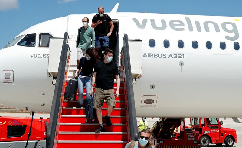 &copy; Reuters. FOTO DE ARCHIVO: Un grupo de pasajeros sale de un avión de la aerolínea española Vueling a su llegada al aeropuerto de Palma de Mallorca, Islas Baleares, España, el 13 de junio de 2020. REUTERS/Albert Gea