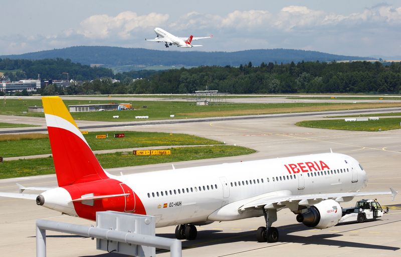 &copy; Reuters. FILE PHOTO: An Airbus A321-212 of Iberia airlines is seen in front as an Airbus A330-303 of Turkish Airlines takes-off from Zurich Airport, Switzerland July 10, 2021. REUTERS/Arnd Wiegmann