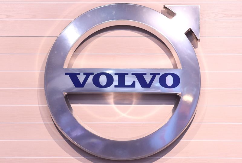 &copy; Reuters. FILE PHOTO: The logo of Swedish truck maker Volvo is pictured at the IAA truck show in Hanover, September 22,  2016.  REUTERS/Fabian Bimmer/File Photo