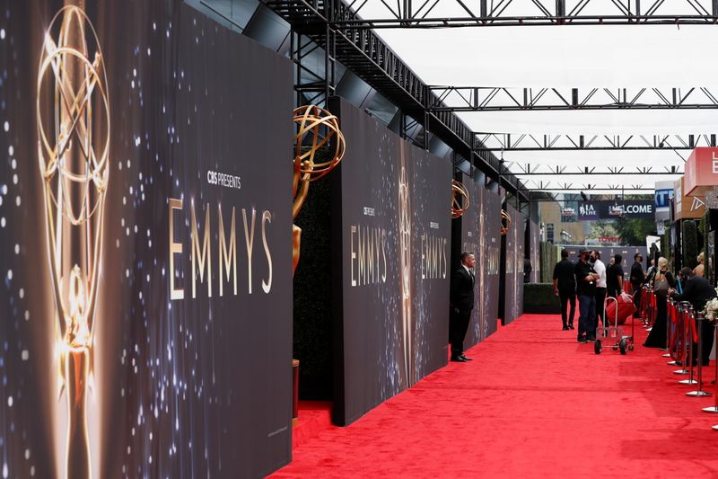 © Reuters. A general view shows the red carpet ahead of the 73rd Primetime Emmy Awards in Los Angeles, U.S., September 19, 2021. REUTERS/Mario Anzuoni