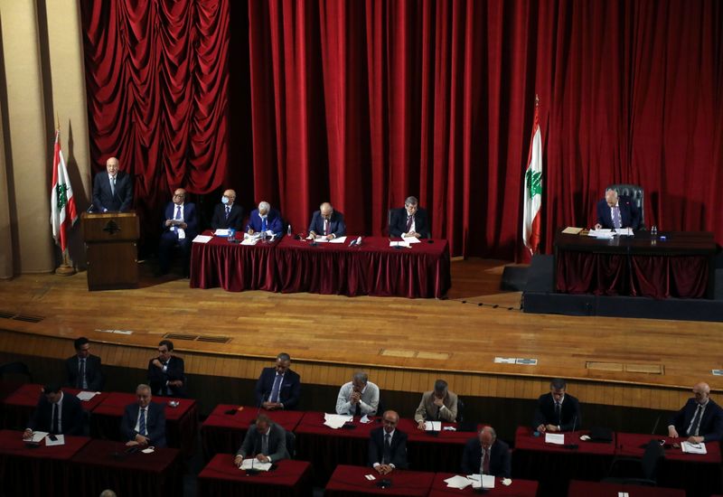&copy; Reuters. رئيس الوزراء اللبناني نجيب ميقاتي يتحدث أمام البرلمان يوم 20 سبتمبر ايلول 2021. تصوير: محمد عزاقير - رويترز