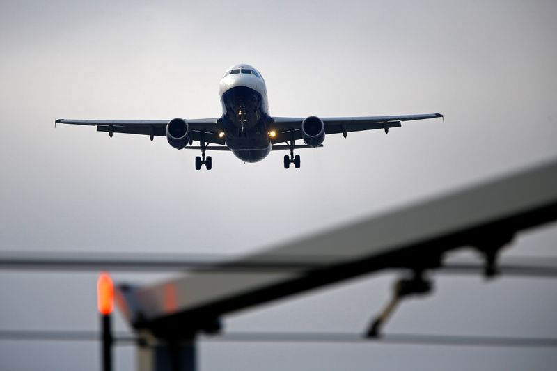 &copy; Reuters. FILE PHOTO: An airplane prepares to land at Cointrin airport in Geneva, Switzerland December 5, 2017. REUTERS/Pierre Albouy