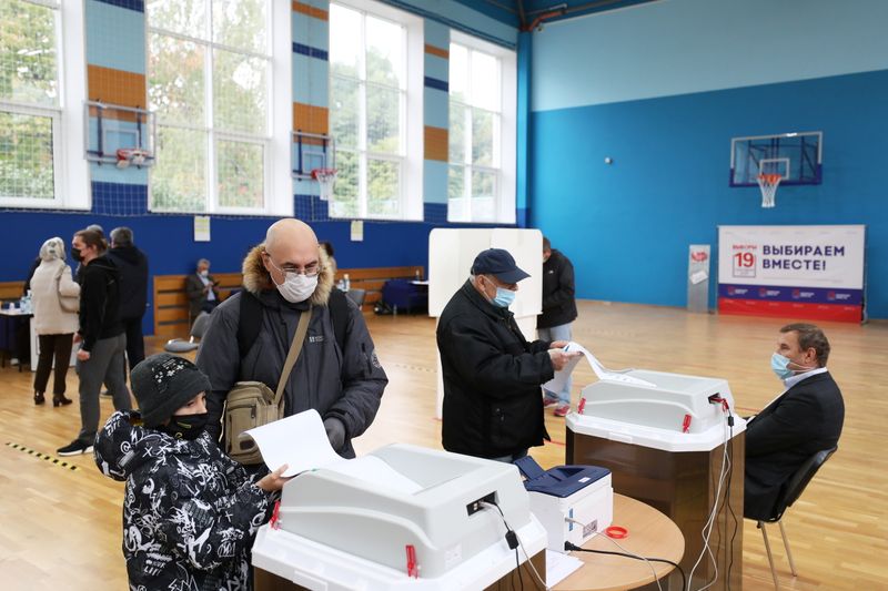 &copy; Reuters. مواطنون روس يدلون بأصواتهم في الانتخابات يوم 19 سبتمبر أيلول 2021. رويترز