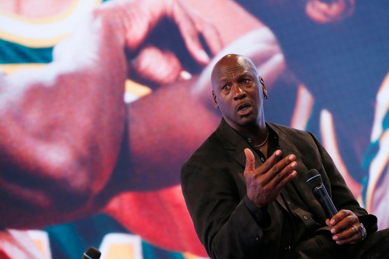 © Reuters. FILE PHOTO: Former basketball great Michael Jordan delivers a speech as he attends a party celebrating the 30th anniversary of the Air Jordan shoe line in Paris, France June 12, 2015.   REUTERS/Gonzalo Fuentes