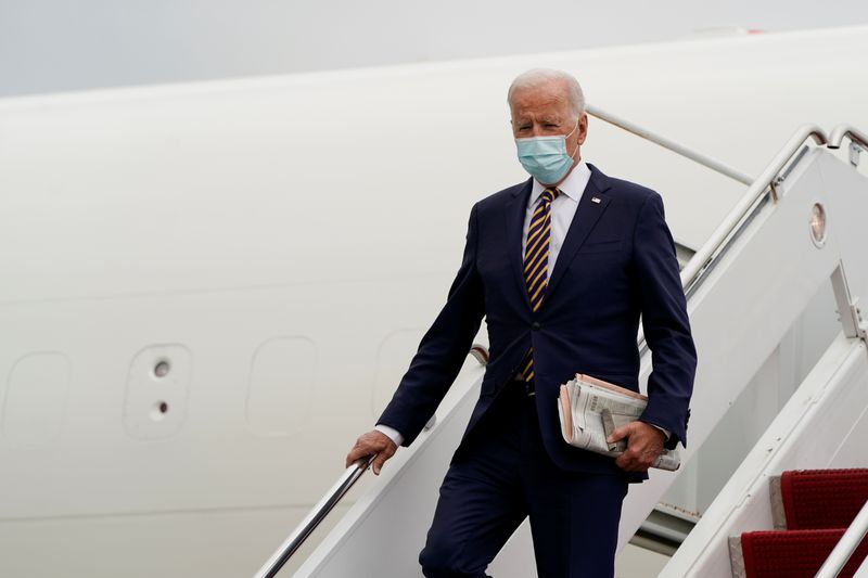&copy; Reuters. الرئيس الأمريكي جو بايدن يهبط من الطائرة الرئاسية في ديلاور يوم 17 سبتمبر ايلول 2021. رويترز