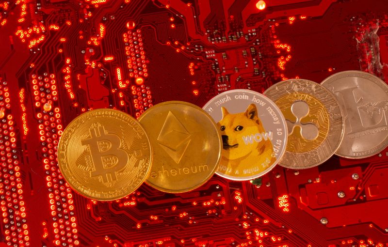 &copy; Reuters. FILE PHOTO: Representations of cryptocurrencies Bitcoin, Ethereum, DogeCoin, Ripple, Litecoin are placed on PC motherboard in this illustration taken June 29, 2021. REUTERS/Dado Ruvic/Illustration