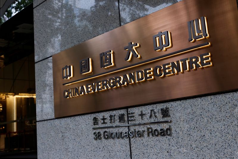 © Reuters. FILE PHOTO: The China Evergrande Centre building sign is seen in Hong Kong, China. August 25, 2021. REUTERS/Tyrone Siu/File Photo