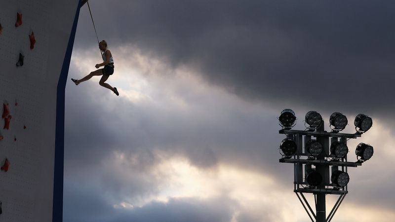 &copy; Reuters. 　国際スポーツクライミング連盟（ＩＦＳＣ）は２０日、新型コロナウイルスの影響で、ワールドカップ（Ｗ杯）ソウル大会を中止すると発表した。写真は東京五輪でスポーツクライミング